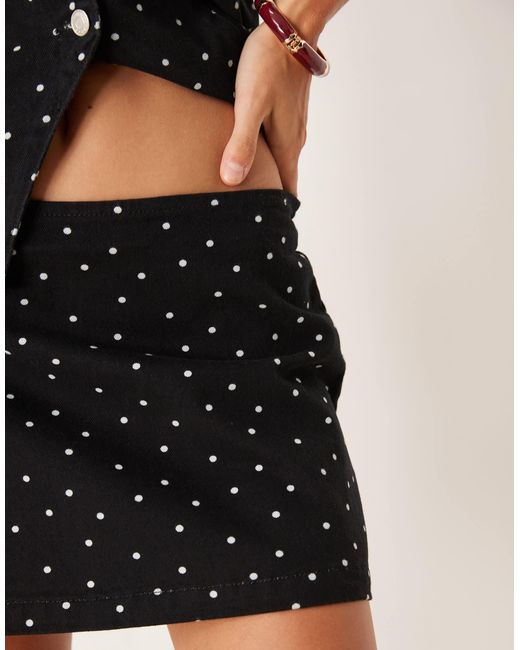 ASOS Black – schlichter mikro-jeansrock mit kleinem punktmuster