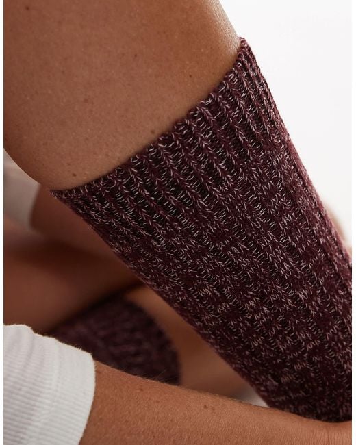 ASOS Brown – stricksocken aus einer mischung aus burgunderem und rosafarbenem garn
