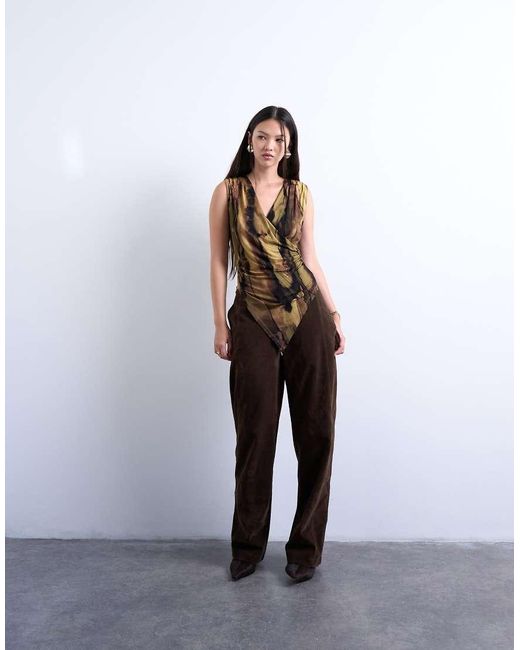 Top Asimmetrico A Portafoglio Con Stampa Astratta di TOPSHOP in Brown