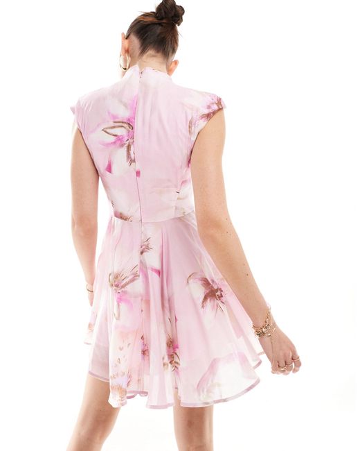 Vestito corto lilla a fiori con corpino aderente e gonna svasata di Bardot in Pink