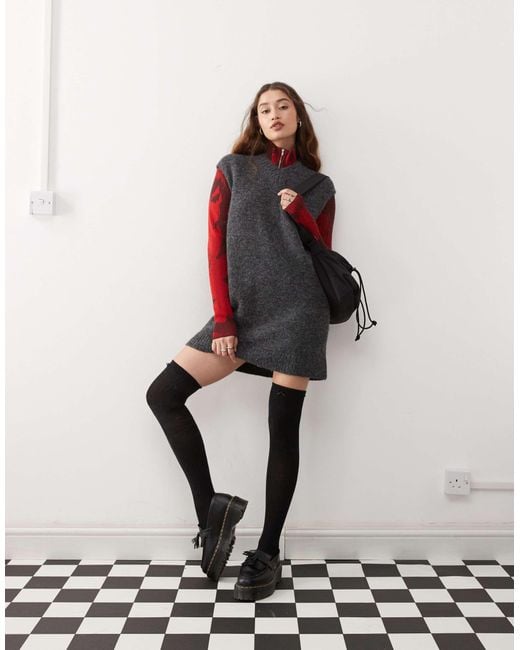 Kayla - robe courte à col v en maille Weekday en coloris Gray