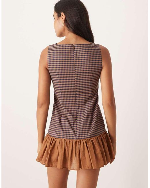 Vestido Recto Corto Sin Mangas A Cuadros Marrones Y Azul Marino Con Volante En El Bajo De ASOS de color Brown
