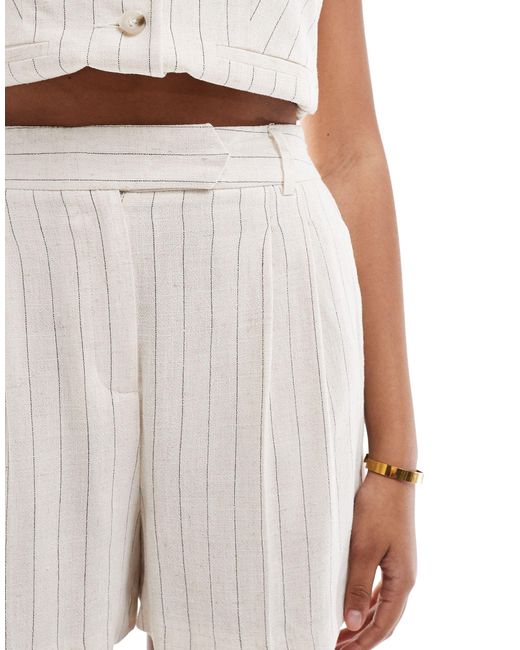 Pantaloncini effetto lino bianchi gessati di New Look in White