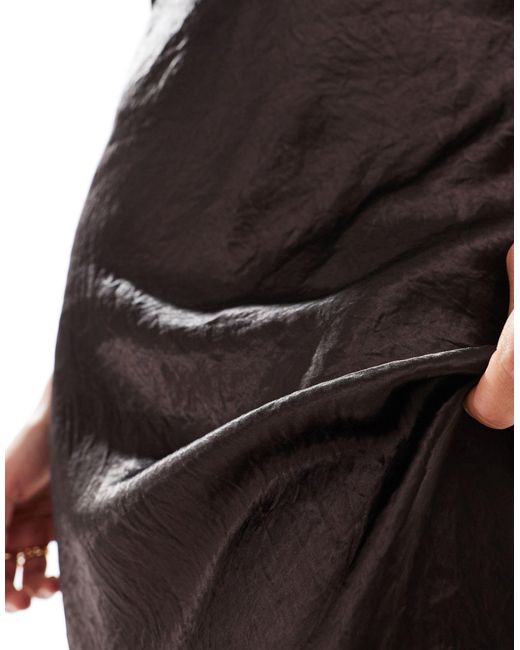 Robe mi-longue satinée en biais avec détail drapé et épaules prolongées - marron & Other Stories en coloris Black