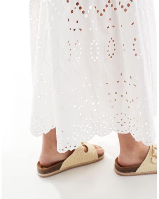 Robe longue bandeau froncée en broderie anglaise New Look en coloris White