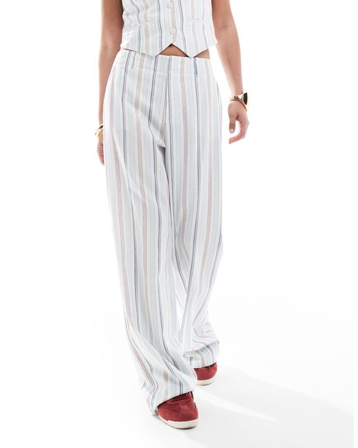 Pantalon d'ensemble ajusté aspect lin à rayures Stradivarius en coloris White