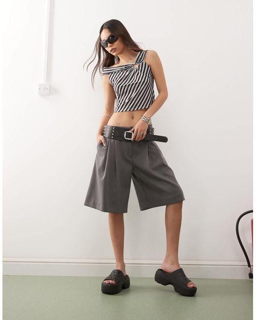 Weekday Natural – elegante, lang geschnittene shorts