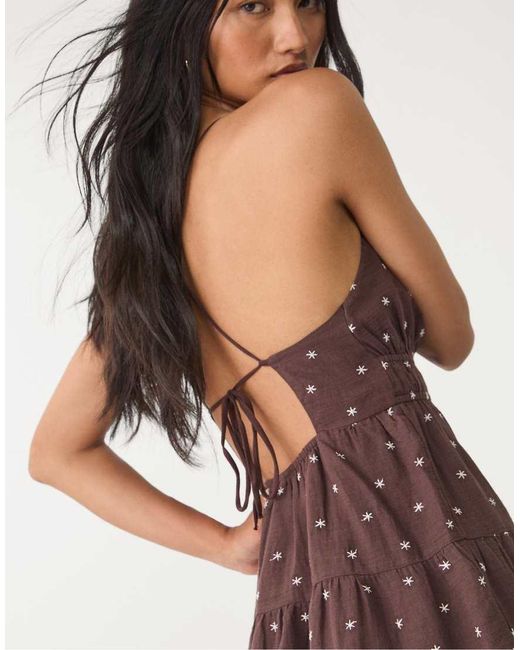 Stradivarius Korte Jurk Met Borduursel in het Purple