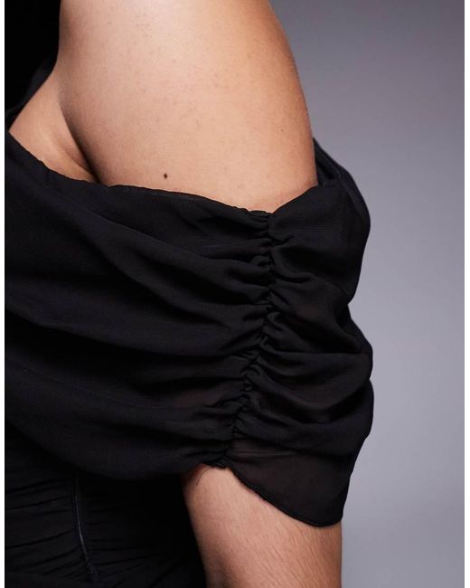 Fashionkilla Aangerimpelde Mini Jurk Van Chiffon Met Blote Schouder En Asymmetrische Zoom in het Black