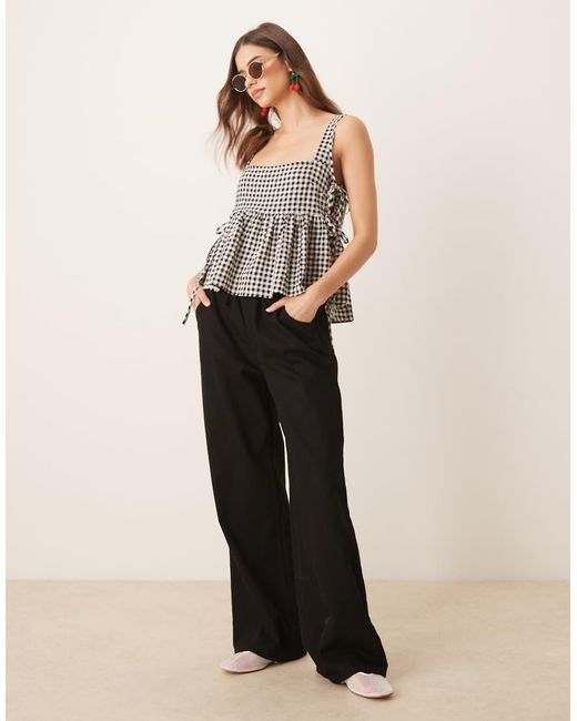 Top A Cuadros Vichy Monocromáticos De Tirantes De Estilo Babydoll Con Lazada Lateral De ASOS de color Multicolor