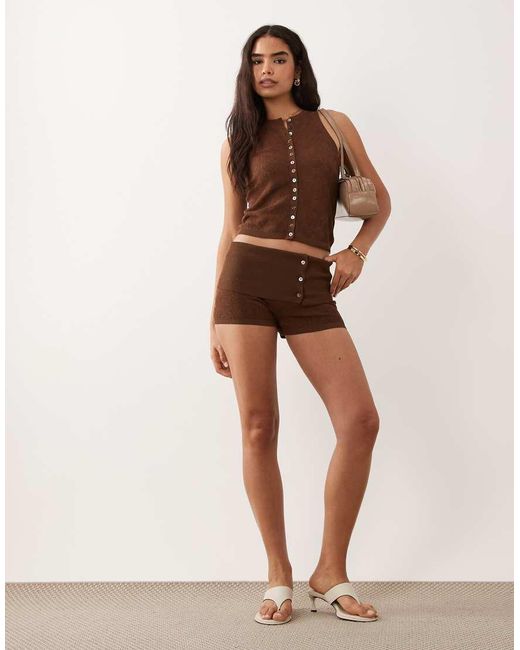 Isla di Muse Assembly in Brown
