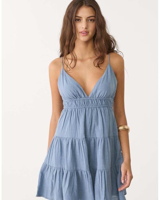 Vestito Corto Cielo Lucido Con Dettaglio Allacciato di Stradivarius in Blue