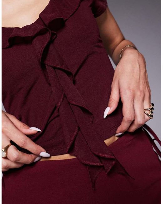 Top A Maniche Corte Semitrasparente Color Mora Con Scollo A V E Volant di ASOS in Purple
