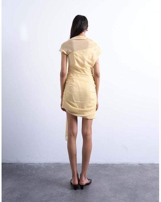 Vestido Corto Amarillo Pastel Asimétrico Con Cuello Subido Y Detalle Colgante De Chifón De TOPSHOP de color White