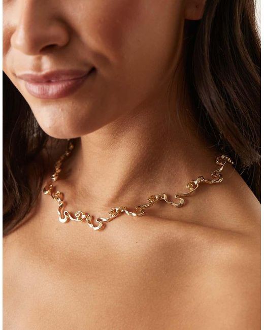 Collana Corta Dorata Con Design Astratto di ASOS in Brown