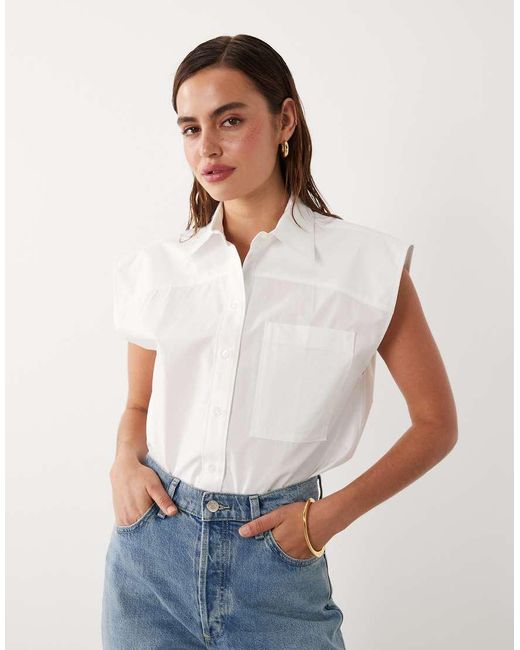 Mango Starring Hailey Bieber in het Blue