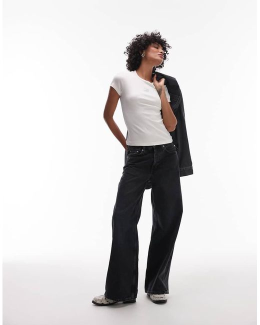 Camiseta Blanca De Corte Slim Con Parche En La Parte Central Del Pecho De Canalé De Tommy Hilfiger de color White