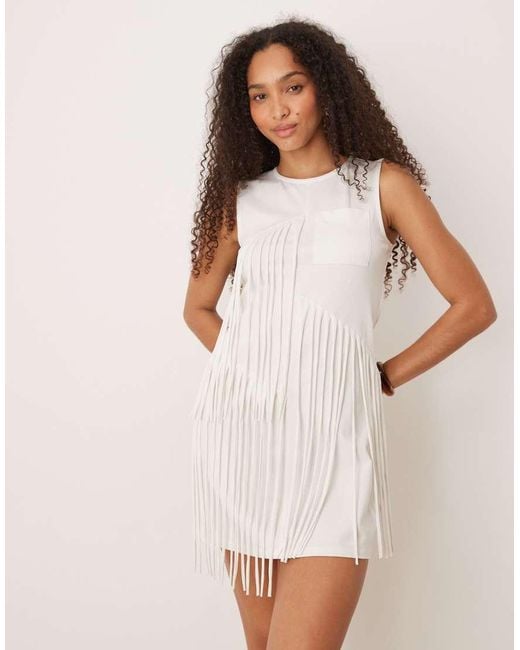 Vestido Corto Sin Mangas Con Flecos Y Detalle De Bolsillos De ASOS de color White