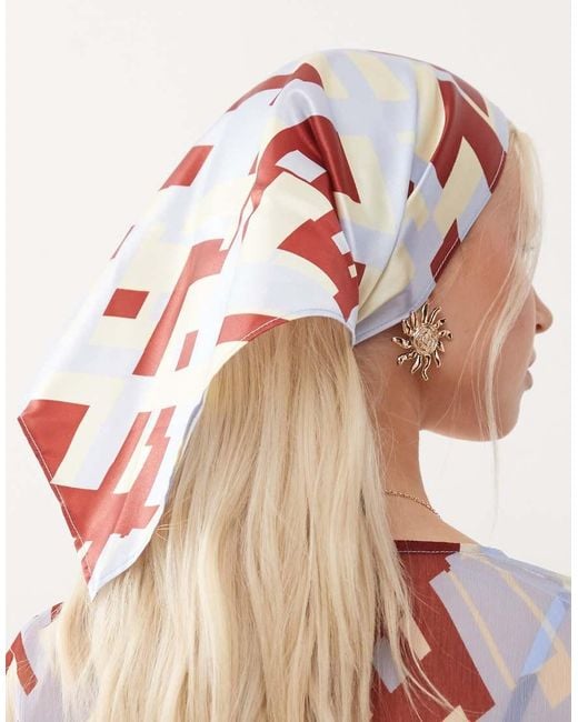 Reclaimed (vintage) Satijnen Hoofddoek Met Geometrische Print in het Red