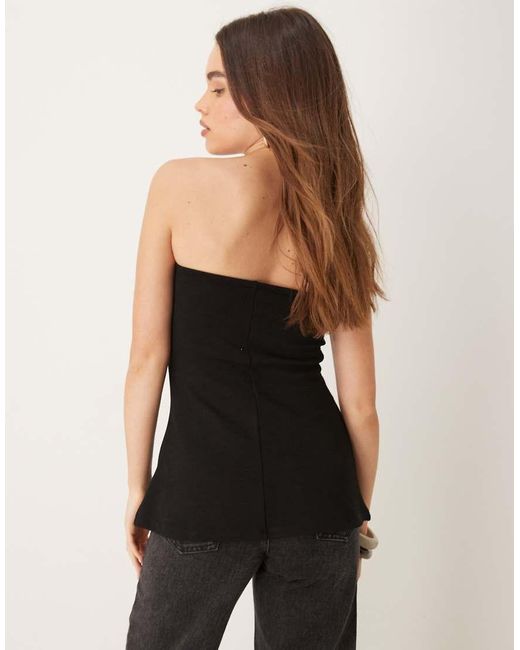 Top A Fascia Taglio Lungo di Gina Tricot in Black