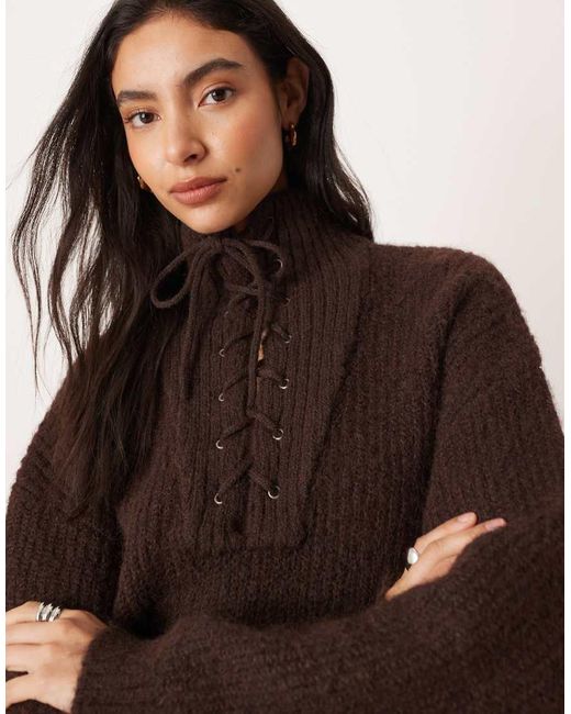 Jersey Marrón Chocolate Con Cuello Alzado Y Detalle De Lazada De Chenilla Premium De Vila de color Brown