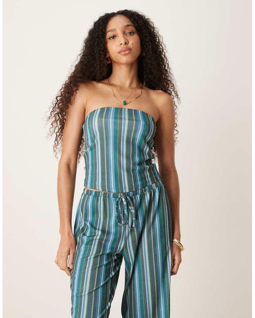Top A Fascia Blu E A Righe Testurizzato di ASOS in Blue
