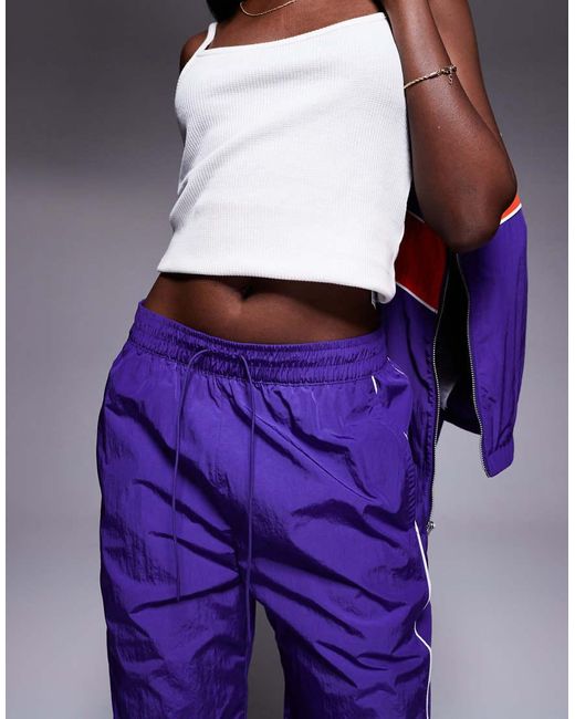 Nike Windrunner in het Purple