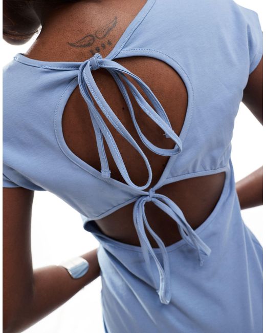 Exclusivité - robe t-shirt courte avec mancherons et lien noué au dos - délavé In The Style en coloris Blue