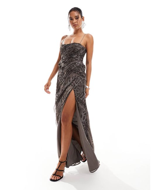 ASOS Brown – strukturiertes maxi-trägerkleid mit monochromem animalprint, unbehandeltem saum und rüschen