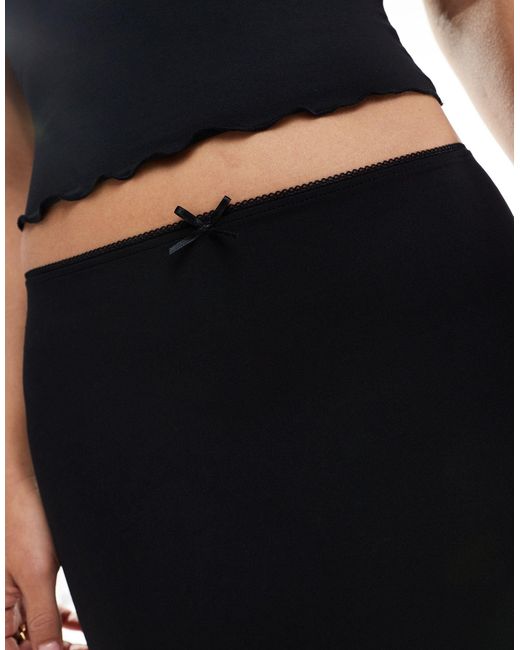 Jupe mi-longue avec bordure à nœud contrastant - et blanc Bershka en coloris Black