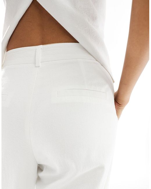Pantaloni sartoriali a fondo ampio effetto lino bianchi di 4th & Reckless in White