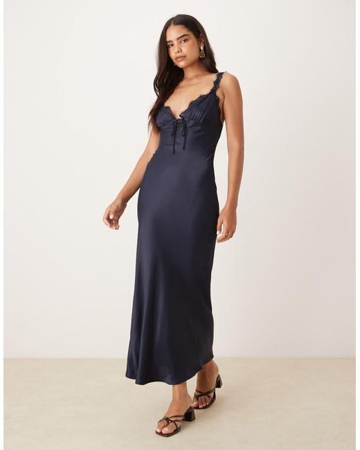 Vestido Lencero Largo De Satén Con Ribete De Encaje De ASOS de color Blue