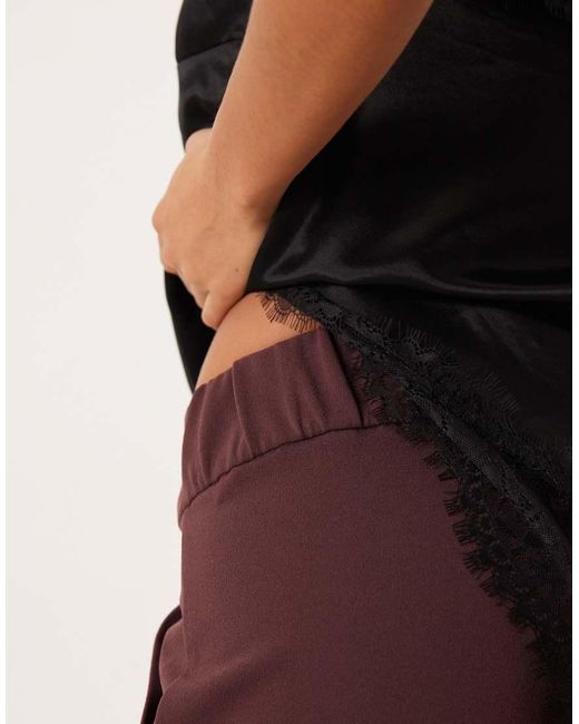 Pantaloni A Fondo Ampio Color Prugna Scuro di JDY Petite in Multicolor