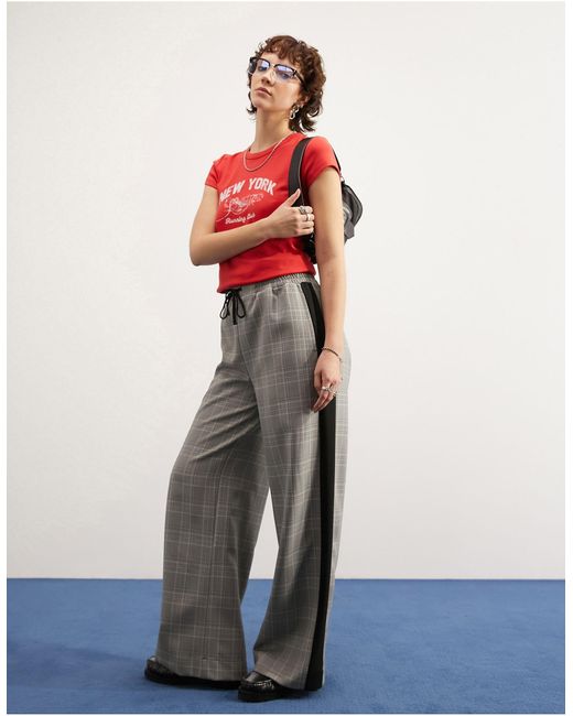 Pantaloni a quadri con righe laterali a contrasto di ASOS in Red