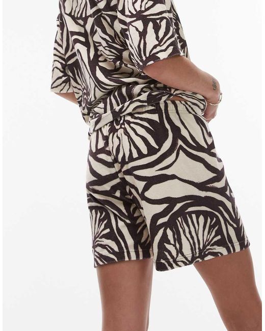 Pantalones Cortos Marrones Con Estampado Floral De Tejido Rizado De (Parte De Un Conjunto) TOPSHOP de color White