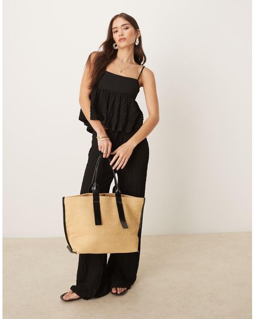 Top De Tirantes Con Espalda Abierta Y Sobrefalda De Tejido Texturizado De (Parte De Un Conjunto) Mango de color Black