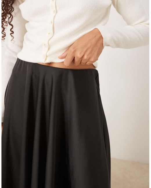 Falda Midi Negra Voluminosa De Corte Circular De Satén De Y.A.S de color White