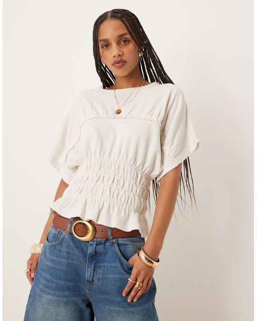T-shirt froncé à la taille en tissu texturé flammé - crème ASOS en coloris White