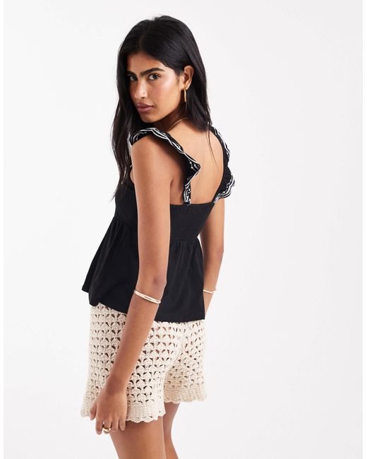 Miss Selfridge Black – besticktes camisole-top mit rüschendetail