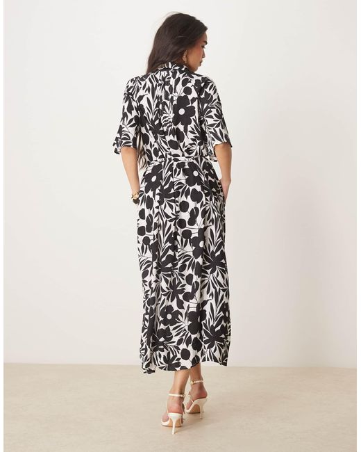 Y.A.S Multicolor – kleid mit knopfleiste, bindegürtel, ausgestellten ärmeln und schwarz-weißem blumenmuster