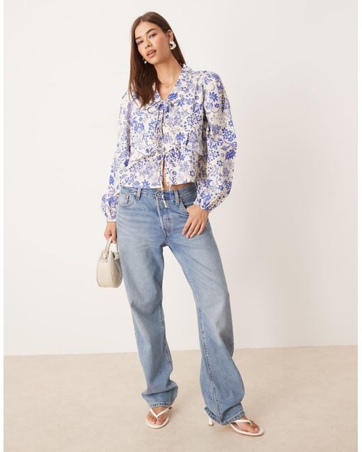 Top Con Stampa A Fiori Cachemire Blu E Bianca Con Volant E Laccio Sul Davanti di Y.A.S in Blue