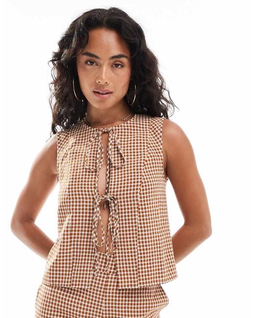 Top A Quadretti Senza Maniche Con Peplo E Allacciatura Sul Davanti di ASOS in Multicolor