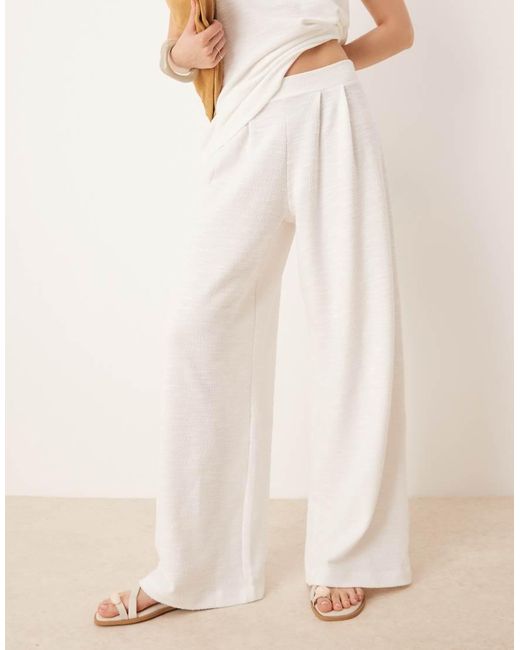 Pantalones Blancos De Pernera Ancha Con Pinzas Delanteras De Bouclé De ASOS de color Natural