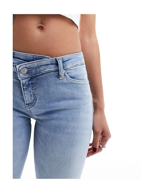 Jeans skinny a vita medio alta lavaggio chiaro di Calvin Klein in Blue