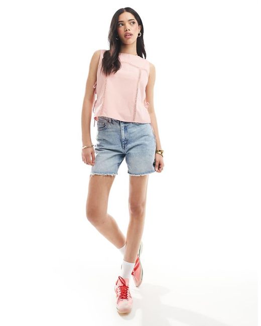 Top Con Lazadas Laterales E Inserto De Encaje De ASOS de color Pink