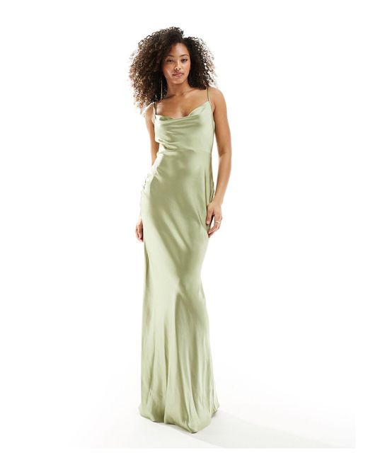 Keisha - l'invitée - robe longue en satin avec col bénitier - olive Pretty Lavish en coloris Metallic