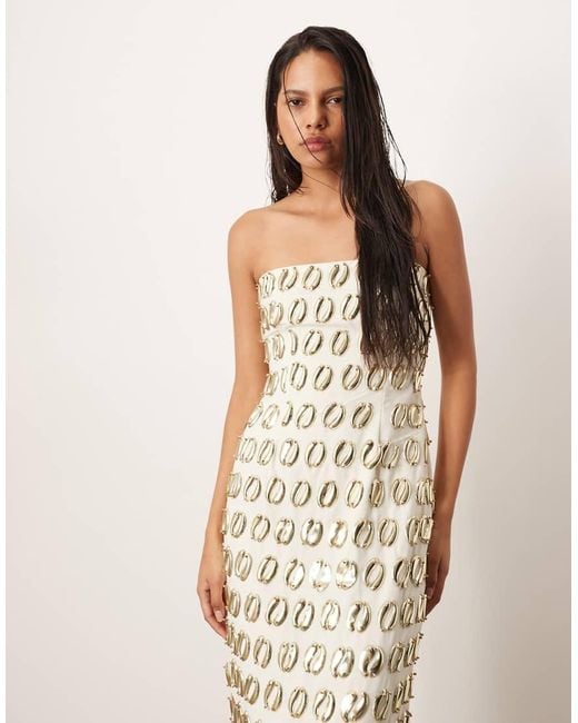 Vestito Midi A Colonna E A Fascia Color Crema Con Decorazioni Color Oro 3D di ARRANGE in Natural