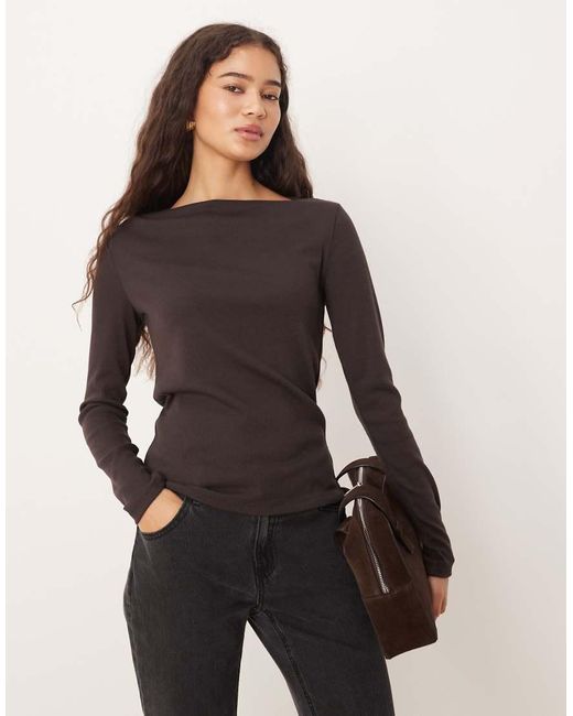 Top A Maniche Lunghe Scuro Con Scollo A Barchetta di Mango in Brown