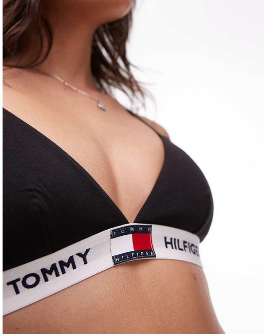 Bralette Triangular Con Banda Blanca Con El Logo De Tommy Hilfiger de color Red