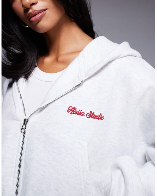Petite - studio - sweat à capuche zippé court d'ensemble à imprimé cerise au dos - chiné et rouge Kaiia en coloris Gray